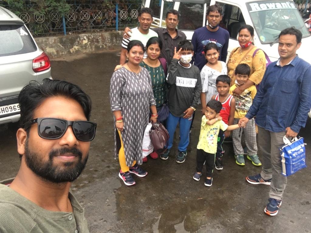 Laxmi Tour And Travels guests with their tour vans before a Darjeeling departure