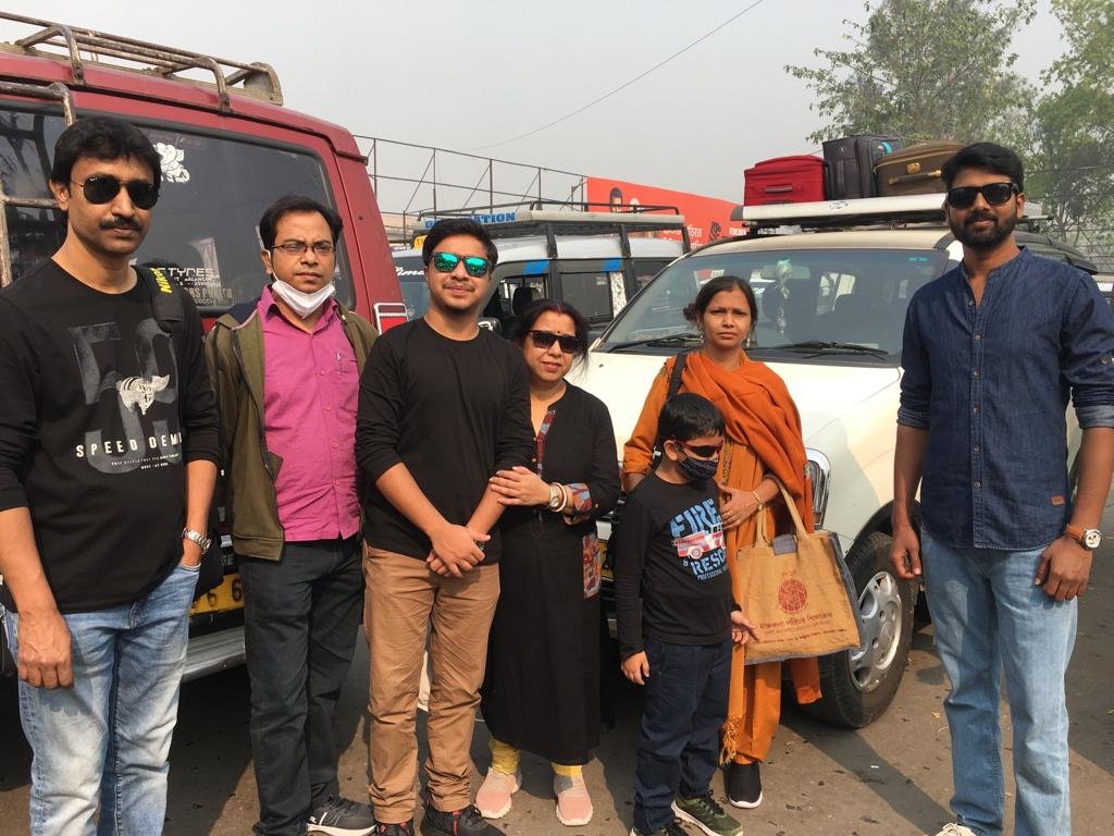 Travellers with their rented SUV on a Gangtok sightseeing day
